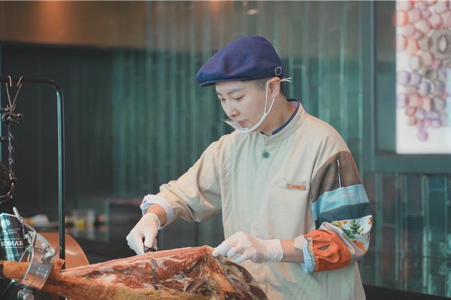 饗A Joy派出「侍肉師」在民眾用餐時表演侍肉秀。（饗賓集團提供／朱世凱台北傳真）