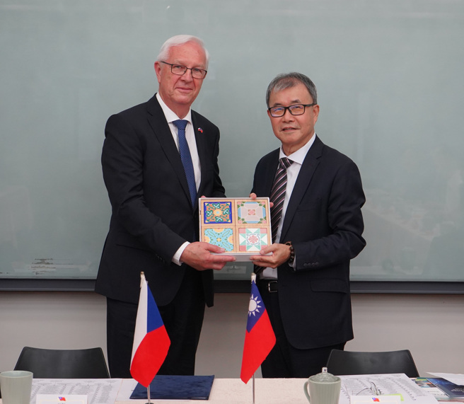 鄭部長英耀致贈捷克參議院首席副議長德拉霍斯禮品。(照片/教育部提供)