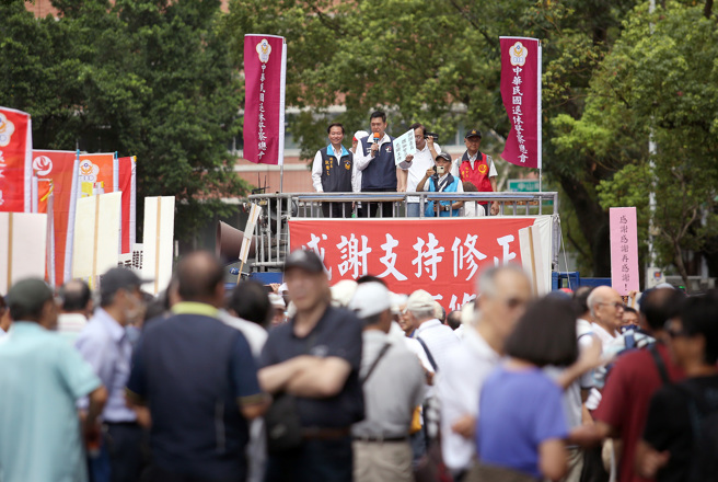 退休警察總會13日前往立法院外陳情，呼籲立委正視退休警察權益。（范揚光攝）