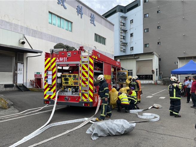 桃园市政府消防局第三大队山脚分队今日于芦竹区联致科技股份有限公司举办场所自卫消防编组暨抢救演练。（桃园市第三大队提供）