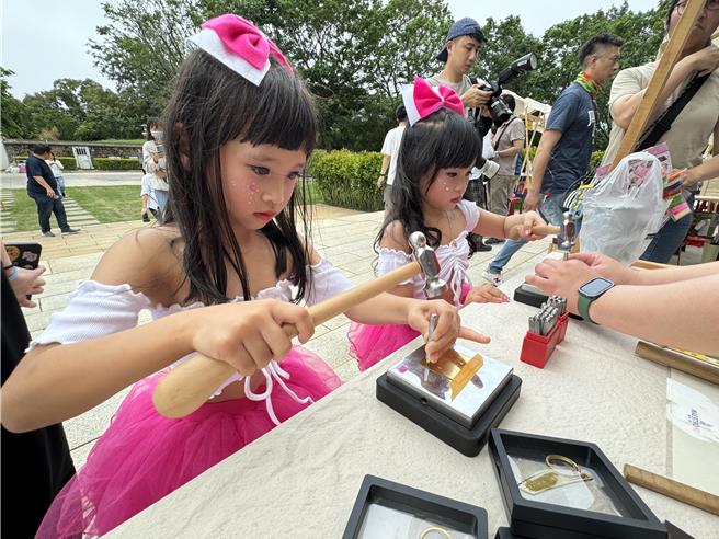 「2024金门亲子嘉年华」共推出70多种具金门特色的体验游程，加强亲子间在活动中共同创作的沉浸感。（于家麒摄）