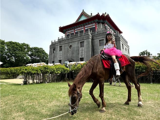 「2024金门亲子嘉年华」活动共推出70多种具金门特色的体验游程，涵盖金门人文歷史、生态体验、角色扮演、亲子的互动体验。（于家麒摄）