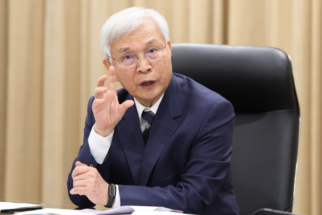 中央银行13日周四召开今年第2季理监事会议，虽然政策利率维持不变，但却加码升新台币存款准备率、并祭出第6波打房；也就是调整选择性信用管制措施中自然人特定地区第2户购屋贷款最高成数上限由7成降为6成。（陈俊吉摄）