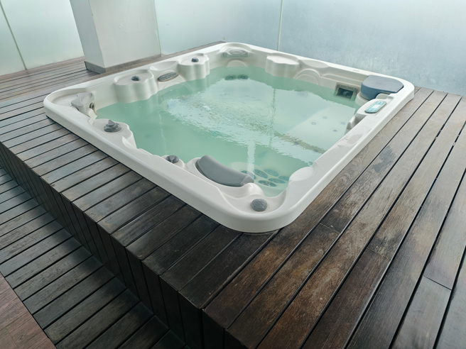 美国一对夫妻在使用渡假村的按摩浴缸时，疑似因为漏电，老公被当场电死，妻子送医抢救。（图：shutterstock／达志）