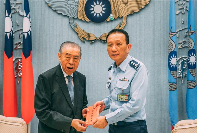 李棟樑慰問空軍司令部。軍聞社提供