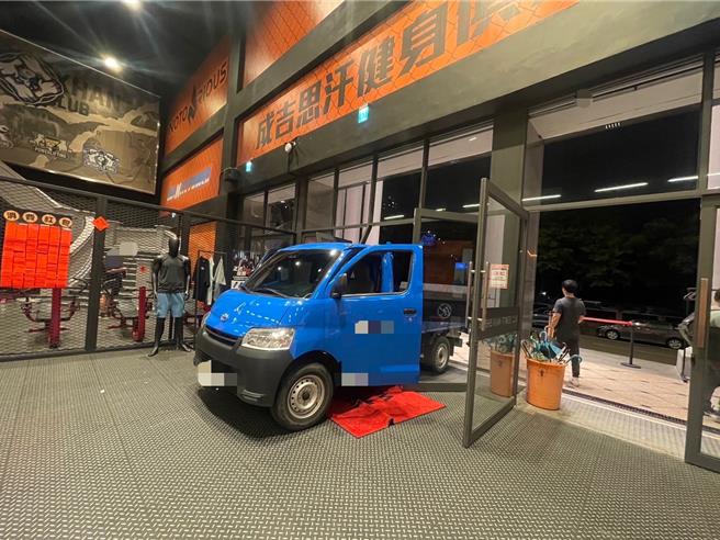 知名网红「馆长」陈之汉经营的「成吉思汗健身俱乐部」台中馆，昨(12)日晚间突遭31岁林姓男子开着蓝色小货车直直撞进大门，幸未酿成伤亡。（民眾提供／潘虹恩台中传真）