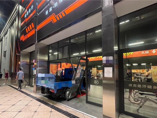 知名网红「馆长」陈之汉经营的「成吉思汗健身俱乐部」台中馆，昨(12)日晚间突遭31岁林姓男子开着蓝色小货车直直撞进大门，幸未酿成伤亡。（民眾提供／潘虹恩台中传真）