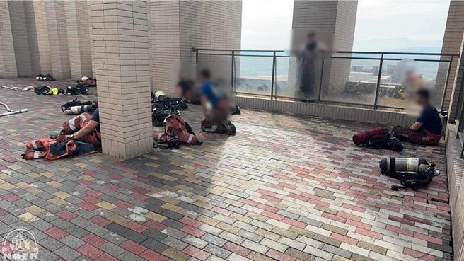 消促会在脸书贴出当天入内搜索的消防员登上晴空匯顶楼的照片，并指消防员因气量不足无法下楼，受困到天亮。（取自抢救消防员脸书粉丝专页）