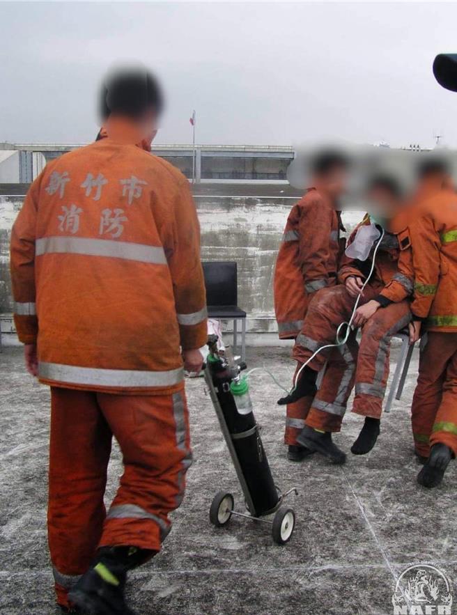 消促会在脸书贴出新竹市消防员参加登高赛的照片，指有消防员倒下需由他人搬运下楼，且接受氧气治疗。（取自抢救消防员脸书粉丝专页）