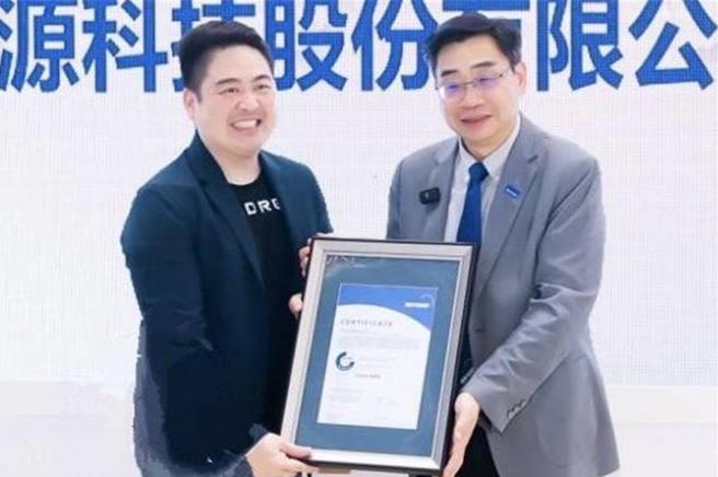 泓博能源所提供的太陽光電系統維運服務，取得國際第三方驗證機構 TUV NORD Classic AAA 認證最高等級肯定，泓德能源暨泓博能源董事長謝源一親自出席授證典禮。圖／泓德能源提供