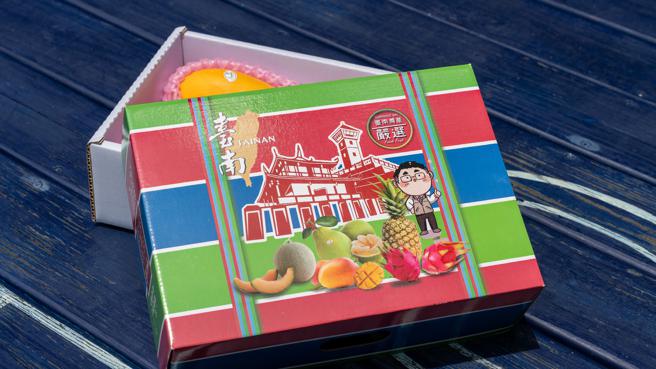 「台南芒果宝盒」特别以经典笳芷条纹为主视觉，台南古蹟赤崁楼和安平古堡、台南水果五宝，侧边印上台南400图腾，制成最有台南味的礼盒。（图／台南市政府）