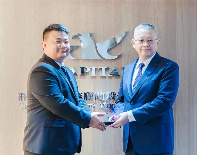 群益投顾荣获CMoney《第四届金曜奖》盈余预估准确奖第5名，由总经理范振鸿(右)代表领奖。图／群益金鼎证券提供