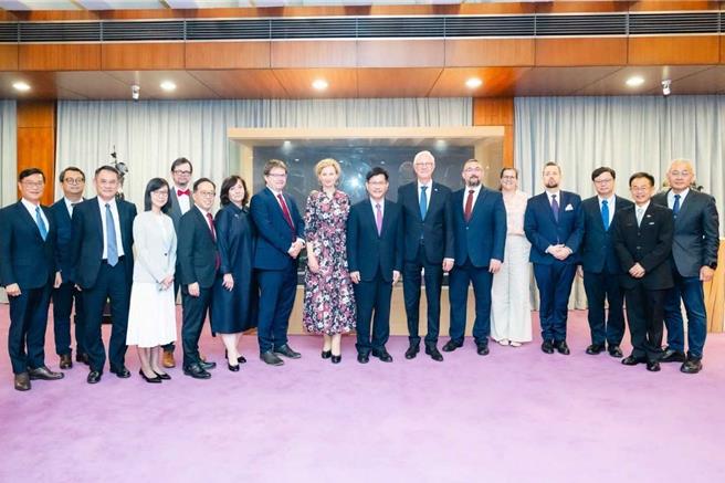 外交部长林佳龙昨日晚宴欢迎捷克参议院首席副议长德拉霍斯（Jiří Drahoš）访问团。（外交部提供）