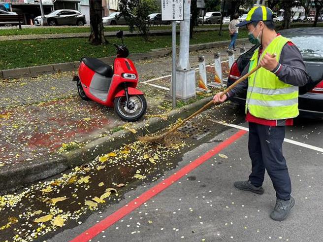 台中市環保局建置「行道樹落葉資訊地圖」，將落葉資訊進行智慧化管理。（台中市府提供／陳淑娥台中傳真）