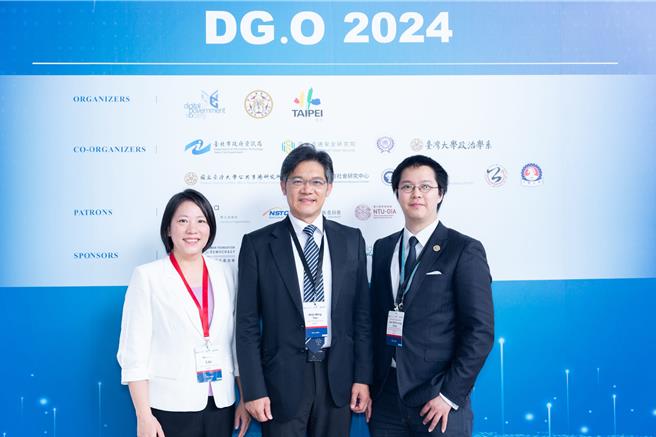 第25屆數位政府研究國際研討會於6月11日至14日首次在台舉辦，由國立台灣大學教授劉康慧、台北市副秘書長游適銘、資訊局長趙式隆3位主辦代表共同合影。（台北市資訊局提供／劉瑋晴台北傳真)