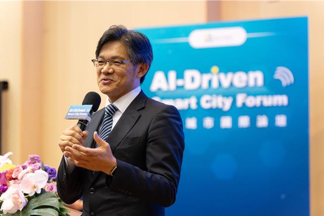 研討會期間台北市政府主持AI驅動智慧城市論壇2場，由副秘書長游適銘代表致詞，為論壇揭開序幕。（台北市資訊局提供／劉瑋晴台北傳真）