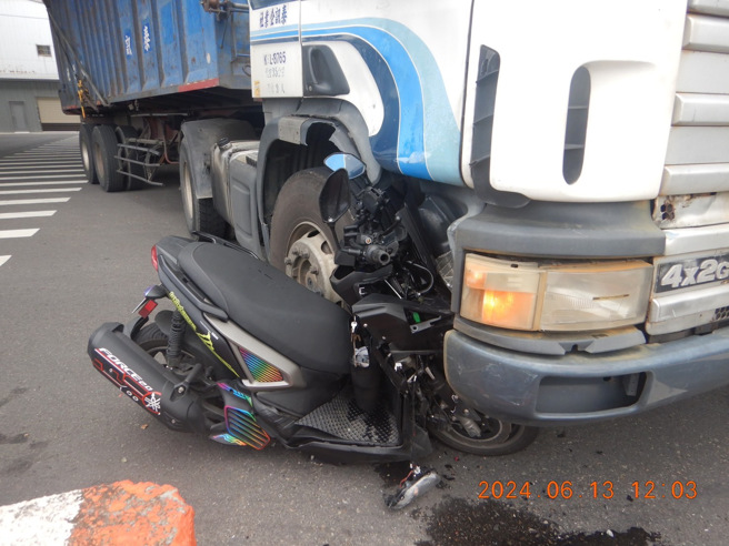 车祸现场机车车头卡进联结车的轮框内。（翻摄画面）