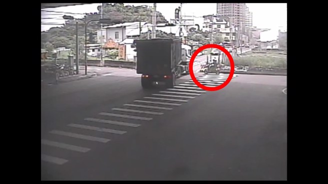 监视器画面拍下联结车违规右转的证据。（翻摄画面）