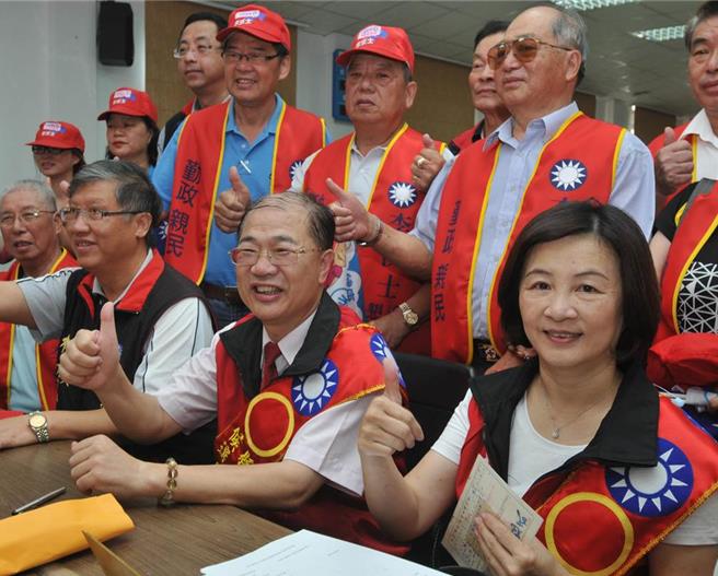 前金门县长李沃士(前排右二)涉收受厂商100万元贿款，金门高分院更一审改判李沃士有期徒刑7年6月。(本报资料照片)