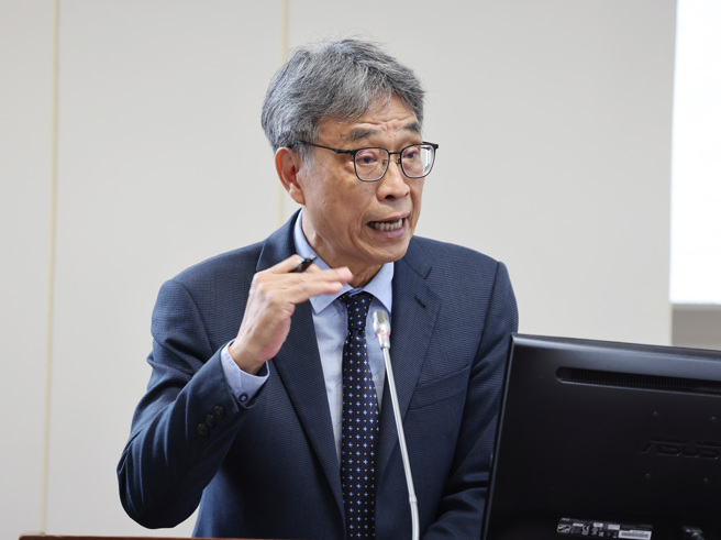 农业部长陈骏季13日在立法院经济委员会答询。（姚志平摄）