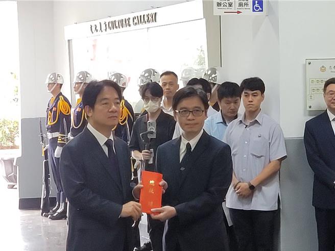 賴清德在會前視察聽取刑事局打詐中心簡報打詐成果，並頒發慰問金給有功員警。(林郁平攝)