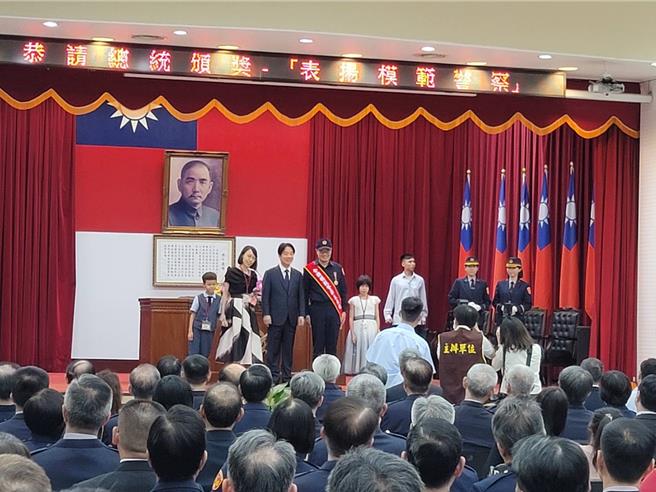 賴清德親自頒獎給28名全國模範警察，並與模範警察及家屬一一握手合影。(林郁平攝)