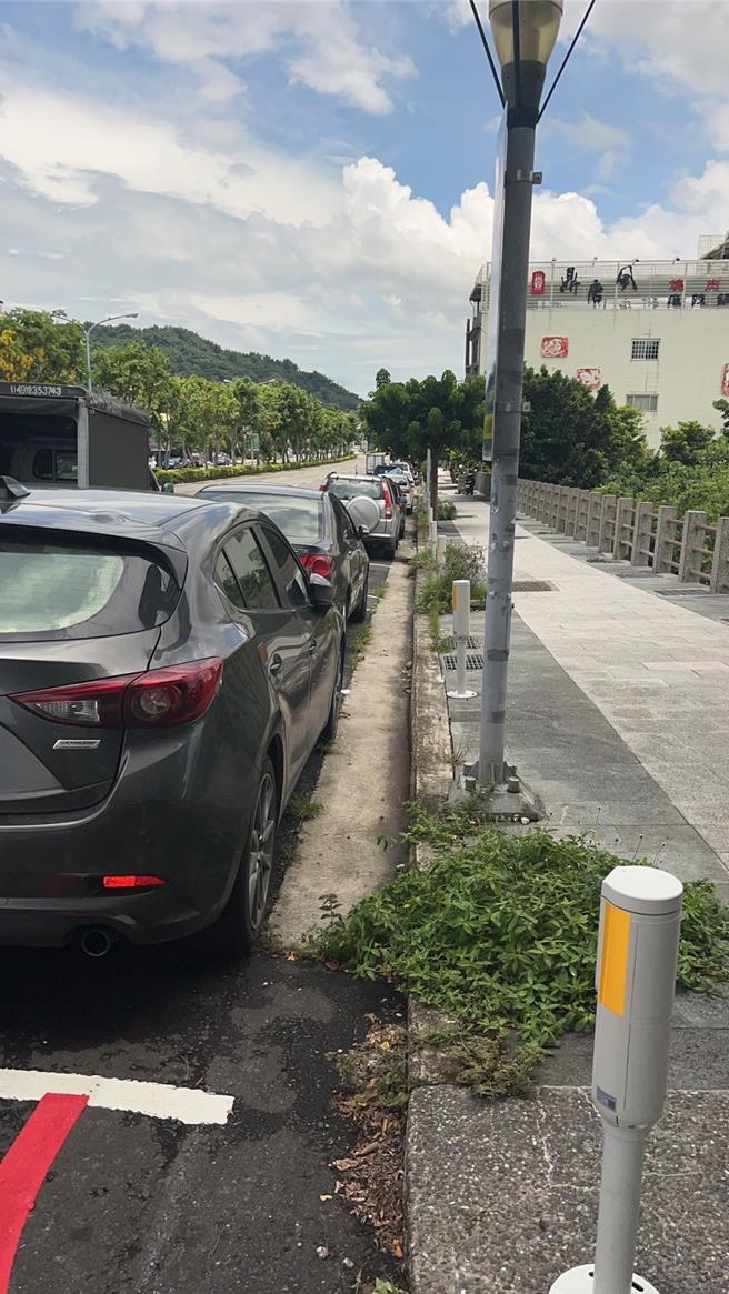 草屯市區街道路邊停車格的智慧停車柱攝影等設施已裝設完成，24日起試營運2周期間免費，7月8日起收費。（草屯鎮公所提供／楊靜茹南投傳真）