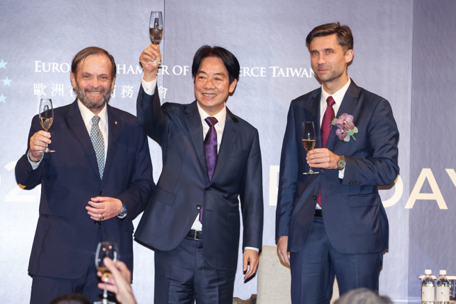 2024年歐洲日晚宴13日於台北萬豪酒店舉行，賴清德總統（中）受邀出席與歐洲商會理事長尹容（左）、歐洲經貿辦事處處長高哲夫舉杯向在場來賓致意。（鄧博仁攝）

中時新聞網提醒您，喝酒不開車。