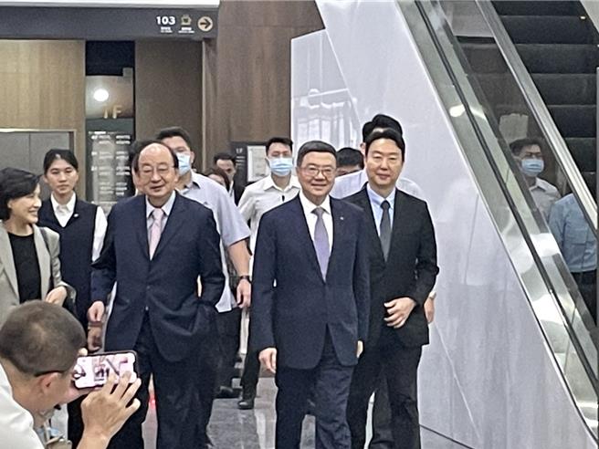 卓榮泰13日晚間宴請第三批執政黨立委，宴席中的關鍵字就是「覆議案」。（蔡雯如攝）