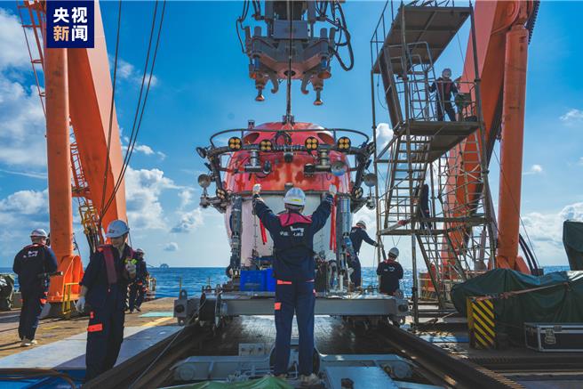南海西北陸坡一號二號沉船分布範圍已探明，初撈文物928件套。圖為載人潛器布放。（大陸央視）