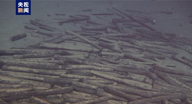 南海西北陸坡一號二號沉船分布範圍已探明，初撈文物928件套。圖為二號沉船遺物堆積以原木為主。（大陸央視）