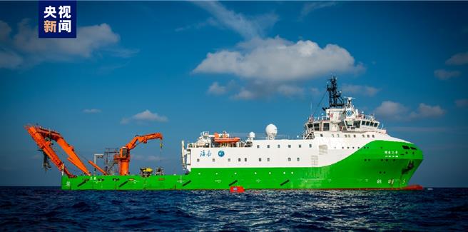 南海西北陸坡一號二號沉船分布範圍已探明，初撈文物928件套。圖為探索二號科考船。（大陸央視）