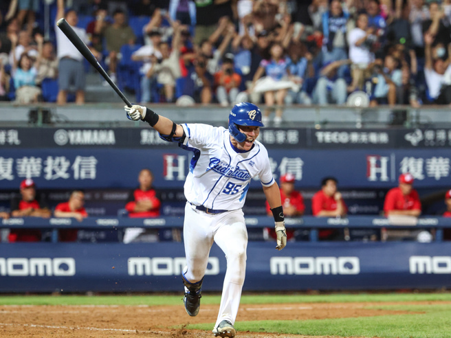 富邦悍將戴培峰10局下敲出生涯首支再見安打。（富邦悍將提供）