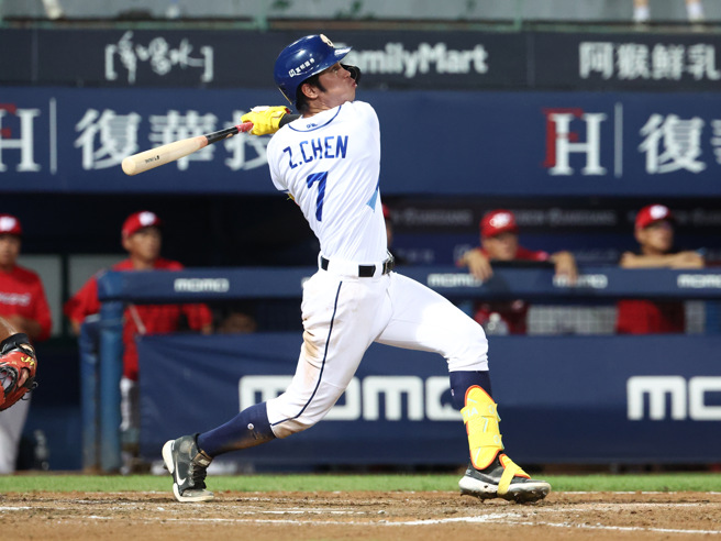 富邦悍將陳真8局下敲出本季首轟，2分炮助隊追平。（富邦悍將提供）