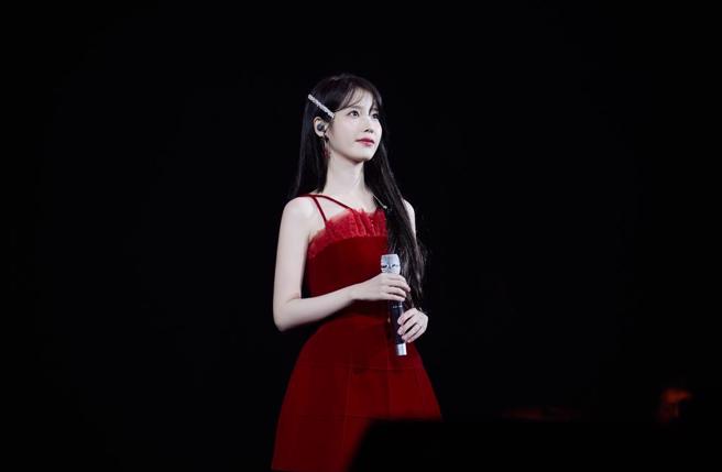 IU释出演唱会花絮，舞台上大嗑小泡芙充飢。（图／EDAM娱乐提供）