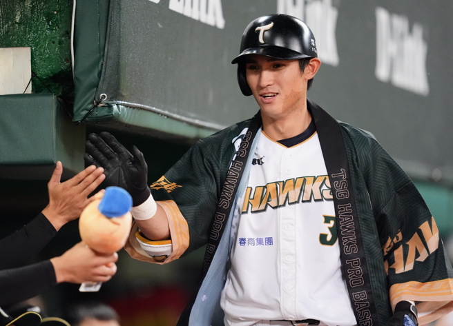 台鋼雄鷹陳文杰6局下敲出陽春炮。（台鋼雄鷹提供）