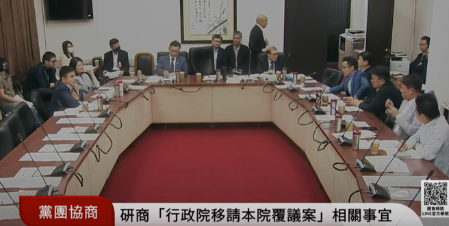 庄瑞雄呛「耍院长权威」，立法院长韩国瑜回说，「我尽可能公平，你还在鸡蛋里挑钢筋，不是挑骨头」，话说完韩国瑜直接起身离席，协商只能先休息一下，后来才进行下一轮协商。（取自国会频道影片）