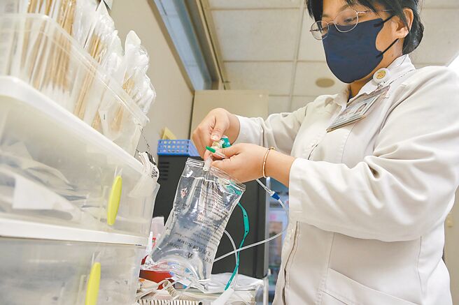 永丰化学新庄工厂停止生产，为补足每月150万袋大包装生理食盐水的缺口，卫福部启动专案进口。图为医护人员为患者准备注射用食盐水。（本报资料照片）