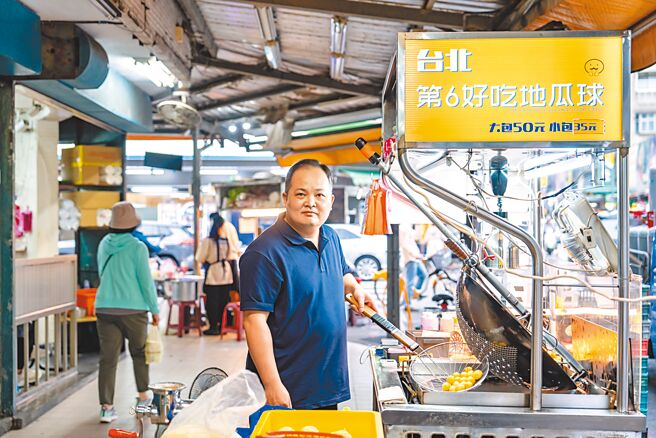 刘在泓加入「信扶专案」后，配合创业顾问辅导，靠地瓜球成功摆脱百万元债务，重新凝聚家的幸福。（中信慈善基金会提供／黄琮渊台北传真）