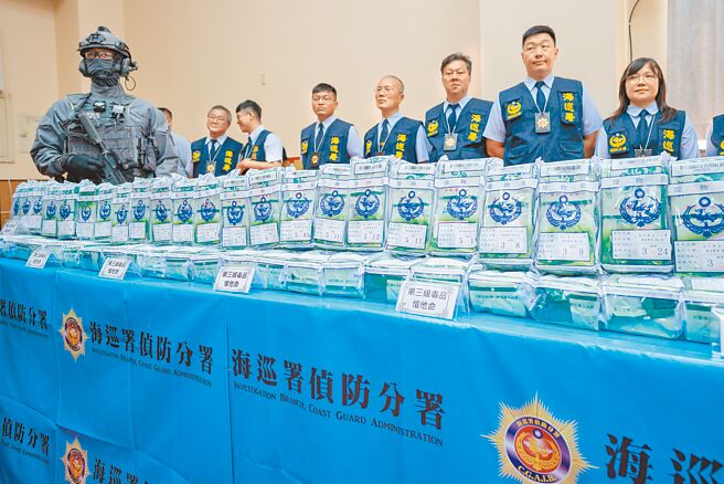 海巡署12日舉行「第10波安居緝毒專案」成果記者會，展示「銀龍」雜貨輪密艙藏毒走私毒品案證物。（郭吉銓攝）