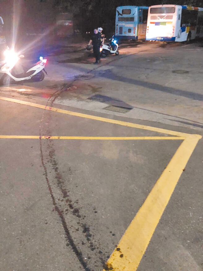 基隆市203路線公車11日晚間車底漏油，造成多名騎士打滑摔車受傷。（基隆市議員施偉政辦公室提供／徐佑昇基隆傳真）