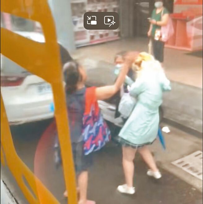 台中一名女大生11日上午7時5分在霧峰區中興內新街口公車站等公車，竟遭一名下車婦人對她連呼7個巴掌還扯髮。（翻攝自DCARD論壇／馮惠宜台中傳真）