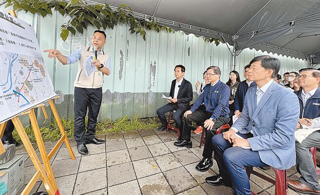 立法院交通委员会12日考察台南轨道交通建设，交通部长李孟谚（第一排中间），针对地方都很关心的永康铁路地下化案，强调只要完备相关计画，一定全力支持核定。（曹婷婷摄）