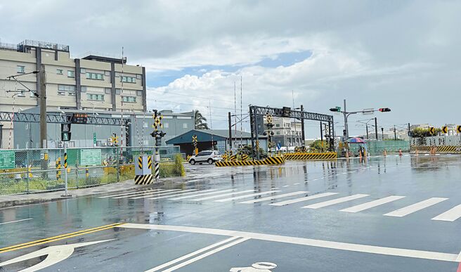 台南市永康铁路地下化将消除3处平交道及3座横交陆桥，未来还将新增设1处康桥站，预定地就位于康桥大道平交道。（曹婷婷摄）