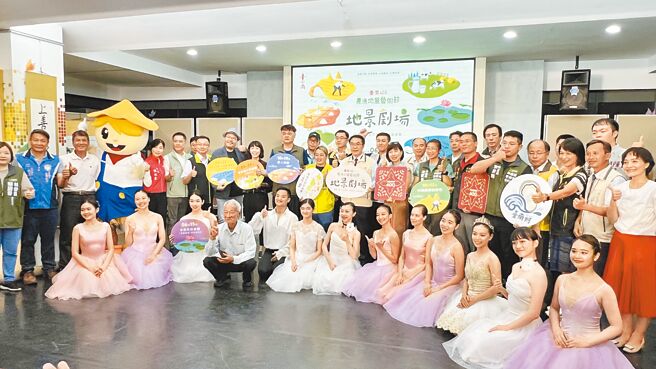 台南首办农渔地景艺术节，市府农业局12日在新营民治市政中心举办宣传活动，台湾芭蕾舞团舞者也到现场演出。（张毓翎摄）