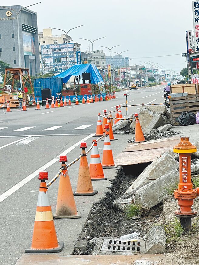 嘉義縣議員簡嘉億質疑，台1線工程單位未做好事先協調，才出現3個工程同時進場施工，導致部分路段車道限縮，一到尖鋒時段就大塞車，甚至車禍頻傳。（簡嘉億提供／呂妍庭嘉義傳真）