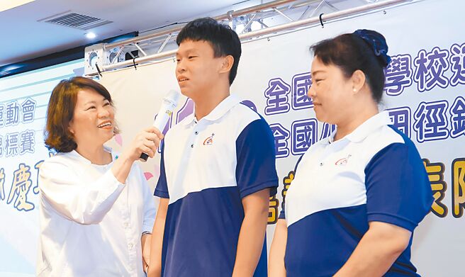 在全国中等学校运动会男子组自由式滑轮溜冰拿下金牌的选手王宥钧（中）与嘉义市长黄敏惠（左）等人分享心路歷程，强调平日练习的重要。（嘉义市政府提供／吕妍庭嘉义传真）