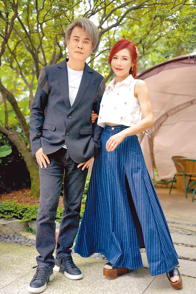 吴申梅（右）12日举办新单曲活动，邀来制作人江志丰到场力挺。（放音乐提供）