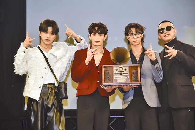 吕植宇（左二）12日举办新单曲发布会，邀来好友吴昱廷（左起）、MAX、高有翔到场祝贺。（踢帕娱乐提供）