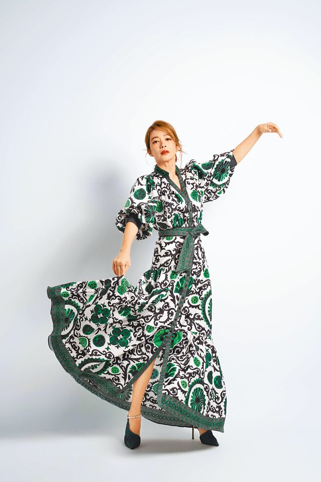 高宇蓁出道22年推出首张EP《我是一个演员》。（石智中摄影，服装／alice+olivia、鞋／Jimmy Choo）